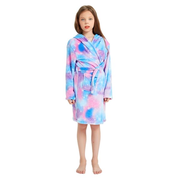 peignoir-de-bain-licorne-fille-3a.jpg Une jeune fille porte une robe de chambre à capuche rose et bleue. La robe de chambre est ornée d'un motif de galaxie.