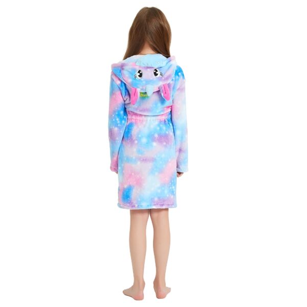 peignoir-de-bain-licorne-fille-4a.jpg Une jeune fille porte une robe de chambre licorne rose et bleue. La robe de chambre a une capuche avec un visage de licorne et des oreilles. La robe de chambre est également dotée de manches longues et d'une ceinture.