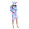 peignoir-de-bain-licorne-fille-5a.jpg Une jeune fille porte une robe de chambre licorne. La robe de chambre est bleue et rose avec une capuche en forme de tête de licorne. La fille est debout et tient la robe de chambre fermée avec ses mains.