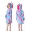 peignoir-licorne-a-capuche-pour-enfant-joul-1a.jpg Une petite fille porte un peignoir licorne à capuche bleu, rose et violet avec des étoiles. Vue de face et de dos., 45502053384447,45502053417215,45502053449983,45502053482751,45502053515519,45502053548287,45502053581055,45502053613823 | Licorne Shop