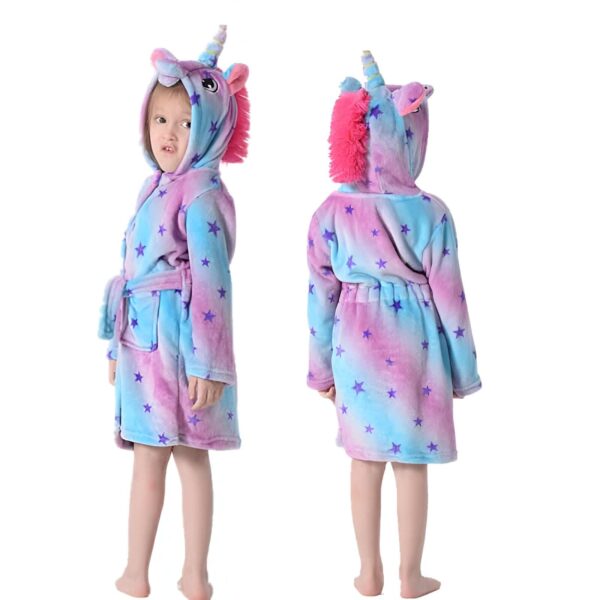 peignoir-licorne-a-capuche-pour-enfant-joul-1a.jpg Une petite fille porte un peignoir licorne à capuche bleu, rose et violet avec des étoiles. Vue de face et de dos., 45502053384447,45502053417215,45502053449983,45502053482751,45502053515519,45502053548287,45502053581055,45502053613823 | Licorne Shop