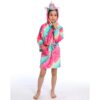 peignoir-licorne-ado-fille-4a.jpg Une jeune fille porte une robe de chambre licorne rose et arc-en-ciel avec une capuche.