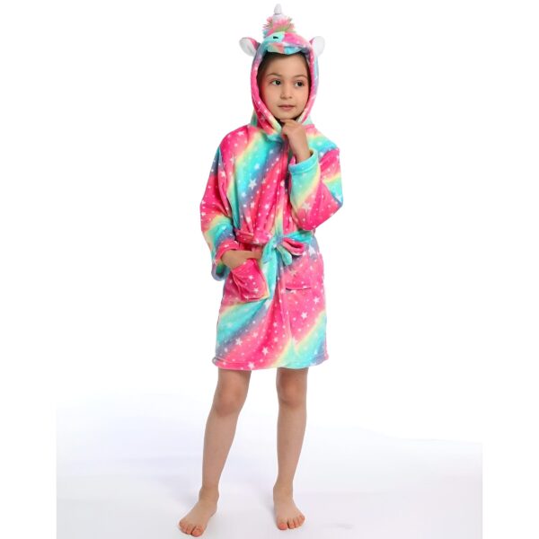 peignoir-licorne-ado-fille-4a.jpg Une jeune fille porte une robe de chambre licorne rose et arc-en-ciel avec une capuche.