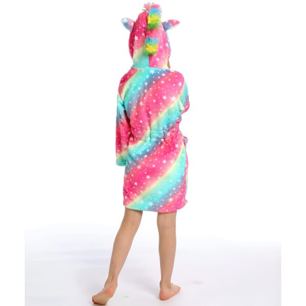 peignoir-licorne-ado-fille-5a.jpg Une jeune fille porte une robe de chambre licorne rose et arc-en-ciel avec une capuche. La robe de chambre est en peluche et a des étoiles blanches. La capuche est en forme de tête de licorne avec une crinière arc-en-ciel et une corne. La jeune fille est vue de dos.