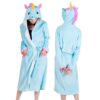 peignoir-licorne-adulte-bleu-1a.jpg Une femme porte une robe de chambre licorne bleue avec une capuche. La robe de chambre est ouverte, on peut voir qu'elle est doublée de polaire blanche. La capuche est également doublée de polaire blanche et possède des oreilles et une corne de licorne. La femme est vue de dos et de face.