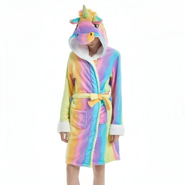 peignoir-licorne-adulte-multicouleur-1a.jpg Une femme porte un peignoir licorne. Le peignoir est arc-en-ciel et a une capuche avec une tête de licorne. La femme est de dos et on ne voit pas son visage.