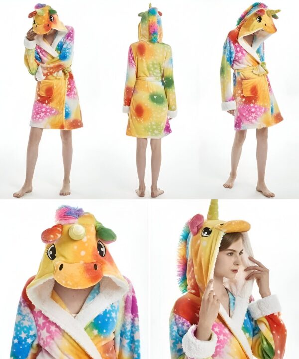 peignoir-licorne-adulte-original-3a.jpg Une femme porte une robe de chambre licorne. La robe de chambre est jaune et rose avec une capuche licorne. La femme est debout dans une position de mannequin.