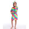 peignoir-licorne-arc-en-ciel-original-1a.jpg Une jeune fille porte une robe de chambre licorne arc-en-ciel avec une capuche. La robe de chambre est en peluche et a des étoiles blanches. La fille est pieds nus et a les cheveux longs.