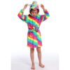 peignoir-licorne-arc-en-ciel-original-3a.jpg Une jeune fille porte une robe de chambre licorne arc-en-ciel avec une capuche. La robe de chambre est en peluche et a des étoiles blanches. La fille a les cheveux bruns et les yeux marron. Elle est pieds nus et se tient debout sur un fond blanc.