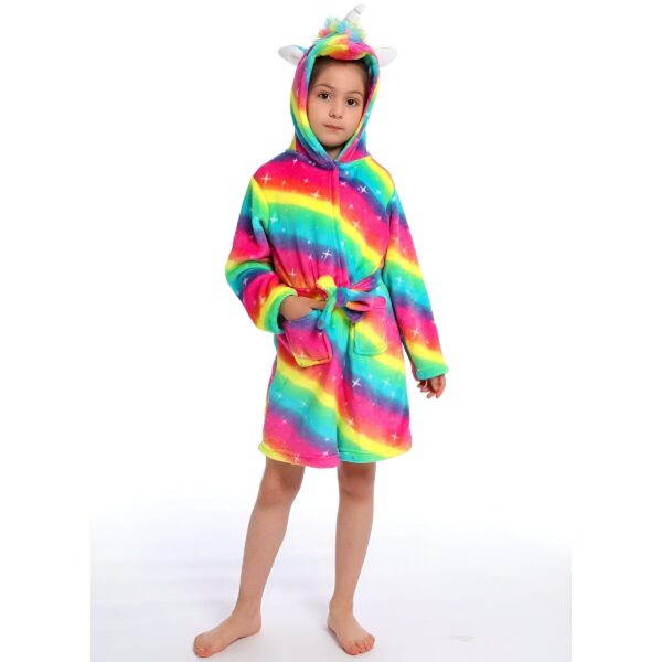 peignoir-licorne-arc-en-ciel-original-4a.jpg Une jeune fille porte une robe de chambre arc-en-ciel à capuche avec une corne de licorne.