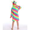 peignoir-licorne-arc-en-ciel-original-5a.jpg Une jeune fille porte une robe de chambre licorne arc-en-ciel avec une capuche. La robe de chambre est en peluche et a des étoiles blanches. La capuche est en forme de tête de licorne avec une corne et des oreilles. La jeune fille est vue de dos.