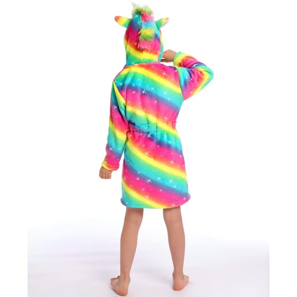 peignoir-licorne-arc-en-ciel-original-5a.jpg Une jeune fille porte une robe de chambre licorne arc-en-ciel avec une capuche. La robe de chambre est en peluche et a des étoiles blanches. La capuche est en forme de tête de licorne avec une corne et des oreilles. La jeune fille est vue de dos.