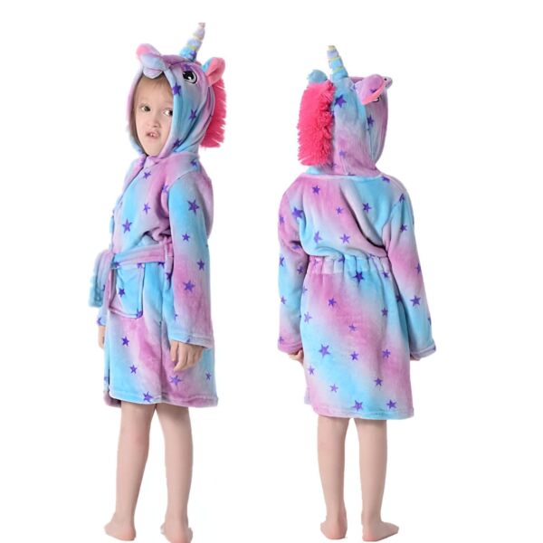 peignoir-licorne-douillet-a-capuche-pour-fille-1a.jpg Une enfant vue de face et de dos portant un peignoir à capuche en forme de licorne, de couleur bleu, rose et blanc, avec des motifs d'étoiles violettes., 45501091938559,45501091971327,45501092004095,45501092036863,45501092069631,45501092102399,45501092135167,45501092167935 | Licorne Shop
