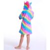 peignoir-licorne-enfant-arc-en-ciel-4a.jpg Une jeune fille porte une robe de chambre licorne arc-en-ciel avec une capuche. La robe de chambre est en peluche et a des étoiles et des lunes imprimées. La capuche a une crinière rose et une corne.