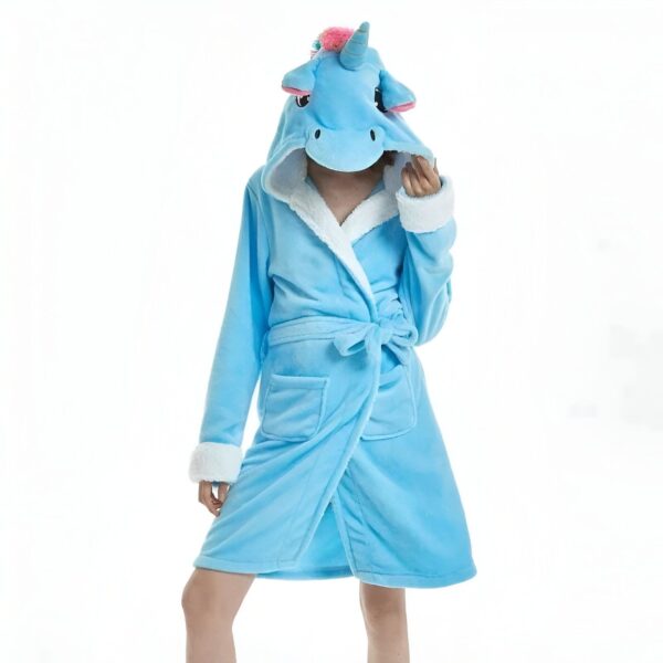 peignoir-licorne-femme-bleu-1a.jpg Une femme porte un peignoir bleu à capuche en forme de licorne. Le peignoir est doux et moelleux, et la capuche est dotée d'une corne et d'oreilles de licorne. La femme est heureuse et souriante, et elle semble prête à se blottir dans un bon livre ou à regarder un film.