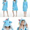 Une jeune femme porte un peignoir bleu à capuche en forme de licorne. Le peignoir est doux et moelleux, et la capuche est dotée d'une crinière arc-en-ciel. La jeune femme est souriante et semble heureuse de porter son peignoir.