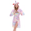 peignoir-licorne-femme-etoile-1a.jpg Une jeune femme porte un peignoir licorne rose et violet avec des étoiles. Elle a les cheveux longs et blonds et sourit.