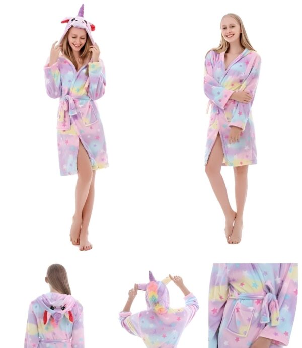 peignoir-licorne-femme-etoile-2a.jpg Une jeune femme porte un peignoir licorne rose et violet avec une capuche et des étoiles. Elle est souriante et joyeuse.