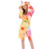 peignoir-licorne-femme-jaune-1a-1.jpg Une jeune femme porte un peignoir licorne. Le peignoir est jaune et rose avec des étoiles et des lunes. La femme a les cheveux longs et blonds et elle sourit.