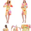 peignoir-licorne-femme-jaune-2a.jpg Une jeune fille porte une robe de chambre licorne. La robe de chambre est jaune et rose avec une capuche licorne. La fille a les cheveux longs et blonds et elle sourit.