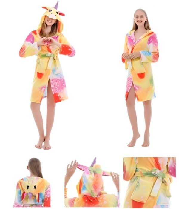 peignoir-licorne-femme-jaune-2a.jpg Une jeune fille porte une robe de chambre licorne. La robe de chambre est jaune et rose avec une capuche licorne. La fille a les cheveux longs et blonds et elle sourit.