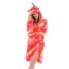 peignoir-licorne-femme-rouge-1a.jpg Une femme porte un peignoir licorne rose et rouge à capuche avec des étoiles jaunes.