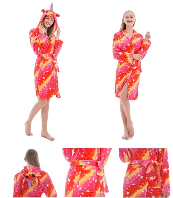 peignoir-licorne-femme-rouge-2a.jpg Une jeune femme porte une robe de chambre rose à capuche en forme de licorne. La robe de chambre est ouverte, on peut voir qu'elle porte un short et un t-shirt. Elle est pieds nus. La robe de chambre est en tissu peluche, elle est douce et chaude. La capuche est doublée de polaire. La robe de chambre est lavable en machine.