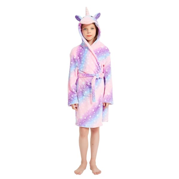 peignoir-licorne-fille-coton-moelleux-1a.jpg Une jeune fille porte une robe de chambre licorne rose et violette avec une capuche. La robe de chambre est ornée de étoiles et d'un motif arc-en-ciel. La capuche est en forme de tête de licorne avec une corne et des oreilles.