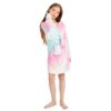 peignoir-licorne-fille-couleur-pale-3a.jpg Une jeune fille porte une robe de chambre rose et bleue à capuche. La robe de chambre est ornée de motifs étoiles et lunes. La jeune fille est pieds nus et a les cheveux longs.