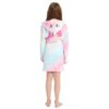 peignoir-licorne-fille-couleur-pale-5a.jpg Une jeune fille porte une robe de chambre licorne rose et bleue avec une capuche. La robe de chambre est en peluche et a des étoiles et des lunes imprimées. La capuche est en forme de tête de licorne avec une corne et des oreilles. La jeune fille est vue de dos.