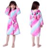 peignoir-licorne-fille-galaxie-1a-1.jpg Une jeune fille porte une combinaison pyjama licorne rose et blanche à capuche avec des étoiles filantes.