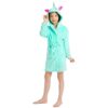 peignoir-licorne-fille-vert-en-coton-1a.jpg Une jeune fille porte une robe de chambre licorne verte à capuche. La robe de chambre est ouverte et l'on peut voir qu'elle est doublée de polaire rose. La capuche est également doublée de polaire rose et a des oreilles de licorne. La robe de chambre est nouée à la taille par une ceinture.
