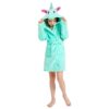 peignoir-licorne-fille-vert-en-coton-3a.jpg Une jeune fille porte un peignoir à capuche en forme de licorne. Le peignoir est vert menthe et a des étoiles dorées. La capuche est rose et a des oreilles de licorne. La jeune fille est pieds nus et a les cheveux longs.
