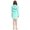 peignoir-licorne-fille-vert-en-coton-5a.jpg Une jeune fille porte une robe de chambre verte à capuche en forme d'éléphant. La robe de chambre est ouverte dans le dos et l'éléphant a une trompe rose et des oreilles grises. La robe de chambre est également décorée d'étoiles dorées.