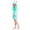 peignoir-licorne-fille-vert-en-coton-6a.jpg Une jeune fille porte une robe de chambre licorne verte à capuche. La robe de chambre est ouverte et l'on peut voir qu'elle est doublée de polaire rose. La capuche est également doublée de polaire rose et a une petite corne de licorne sur le dessus. La robe de chambre est parsemée d'étoiles argentées.