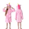 Une fillette portant un peignoir rose à capuche motif licorne, vue de face et de dos sur un fond blanc. Le peignoir a une ceinture et la capuche a une corne et une crinière de licorne., 45502343414015,45502343446783,45502343479551,45502343512319,45502343545087,45502343577855,45502343610623,45502343643391 | Licorne Shop