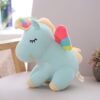 peluche-licorne-arc-en-ciel-bleu-1a.jpg Une peluche licorne bleue avec une crinière et une queue arc-en-ciel, des ailes multicolores et une corne dorée.