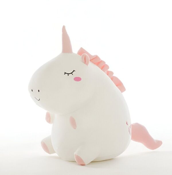 peluche-licorne-ronde-blanche-25cm-1a.jpg Une peluche licorne blanche et rose avec une crinière et une queue roses. La peluche est assise et a les yeux fermés.