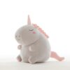 peluche-licorne-ronde-grise-25cm-1a.jpg Une peluche licorne grise et rose avec une crinière et une queue rose. La peluche est assise et a les yeux fermés.