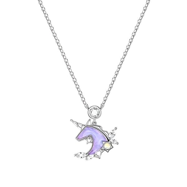Un collier avec un pendentif en forme de licorne. La licorne est violette avec une crinière et une queue roses. Le pendentif est entouré de petites étoiles en cristal.