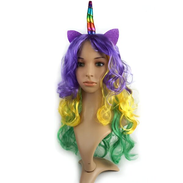 perruque-licorne-multicolore-avec-corne-1a.jpg Perruque de carnaval multicolore sur mannequin, avec corne de licorne et oreilles violettes pailletées. Idée de déguisement pour une fête costumée., 45501410476287 | Licorne Shop