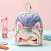 petit-sac-a-dos-enfant-licorne-couleurs-pastel-1a.jpg Sac à dos licorne irisé pour enfants. Design mignon avec oreilles roses, corne scintillante argentée et visage de licorne avec étoiles. Parfait pour l'école ou les loisirs., 45501269475583 | Licorne Shop