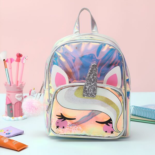 petit-sac-a-dos-enfant-licorne-couleurs-pastel-1a.jpg Sac à dos licorne irisé pour enfants. Design mignon avec oreilles roses, corne scintillante argentée et visage de licorne avec étoiles. Parfait pour l'école ou les loisirs., 45501269475583 | Licorne Shop