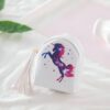 petit-sac-a-main-bandouliere-licorne-le-petit-target-1a.jpg Petit sac à dos blanc pour enfants avec image d'une licorne galopante violette et bleue, et une frange décorative blanche., 45501166420223 | Licorne Shop