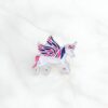 pin-s-licorne-fantaisie-1a.jpg Broche émaillée représentant une licorne blanche avec des ailes bicolores (rose et bleu marine). Détails argentés. Style enfantin et fantaisie. Accessoire de mode original., 45501794550015 | Licorne Shop