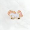 pin-s-licorne-mignons-1a.jpg Broche émaillée d'un poney blanc avec une crinière et une queue roses et des bordures dorées. Accessoire mignon pour personnaliser un sac ou une veste. Bijou fantaisie pour les amoureux des chevaux., 45501796450559 | Licorne Shop