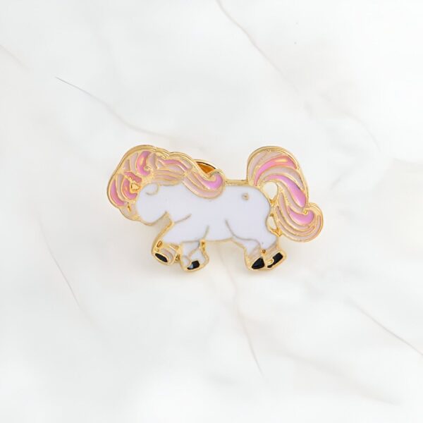 pin-s-licorne-mignons-1a.jpg Broche émaillée d'un poney blanc avec une crinière et une queue roses et des bordures dorées. Accessoire mignon pour personnaliser un sac ou une veste. Bijou fantaisie pour les amoureux des chevaux., 45501796450559 | Licorne Shop
