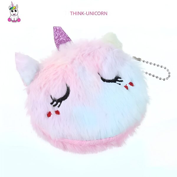 pochette-peluche-licorne-pour-sac-a-main-1a.jpg Image d'un porte-monnaie rond en forme de tête de licorne en fausse fourrure rose et bleu clair avec une corne violette pailletée, des yeux brodés noirs et des joues rouges, attaché à une chaînette métallique., 45501181919487 | Licorne Shop