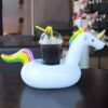 porte-gobelet-flottant-licorne-pour-piscine-1a_709f1604-c5ef-4aac-a280-78fdccf394fb.jpg Un verre de soda, avec des pailles jaunes, posé dans un porte-gobelet gonflable en forme de licorne blanche avec une crinière et une queue arc-en-ciel., 45501227598079 | Licorne Shop