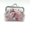 porte-monnaie-licorne-compact-pour-monnaie-1a.jpg Porte-monnaie blanc décoré d'un dessin de licorne rose avec des ailes, une corne arc-en-ciel et des fleurs roses, fermé par un fermoir métallique., 45501373677823 | Licorne Shop